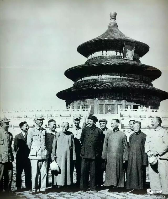 1949年9月19日，毛泽东邀请部分民主人士游览天坛