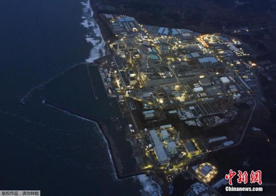 福岛第一核电站在黄昏中停运亮灯的场景