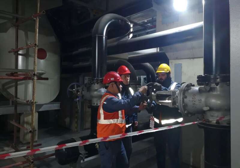 技术人员处理2号发电机氢气（冷却剂）泄漏问题