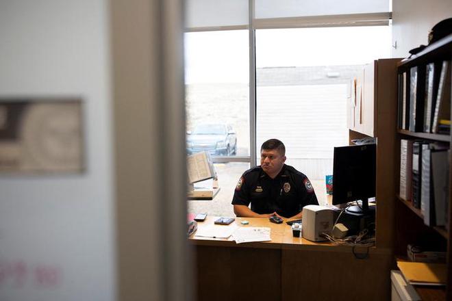 12个美国小城镇警察局接连关门原因工资福利