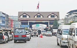 位于泰国湄索的泰缅陆路边检口岸车流密集